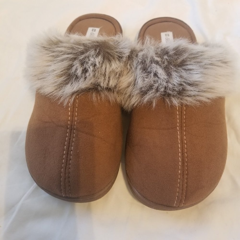 Dearfoams Faux Fur Brown Suede Slip On Slippers (size M)